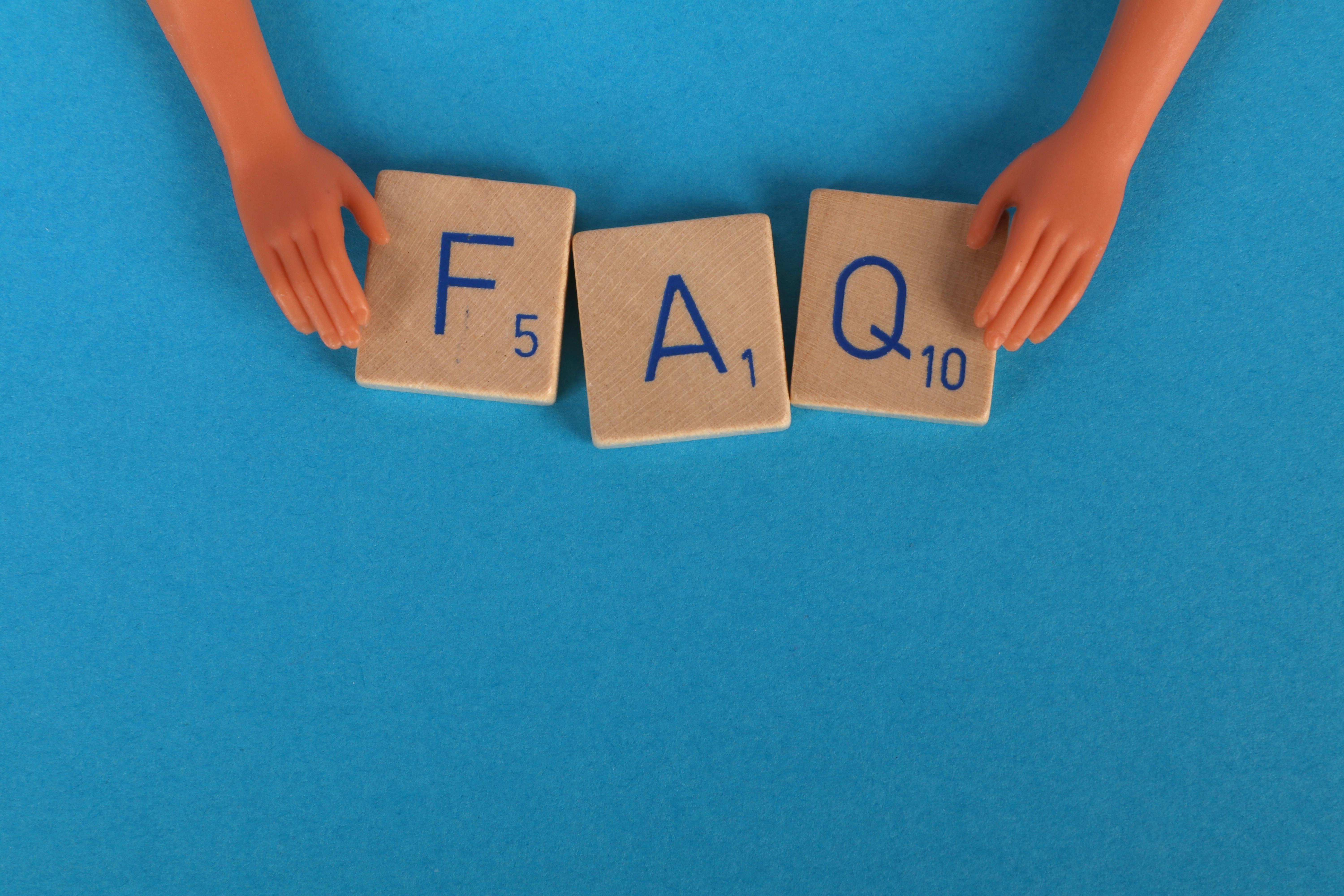 Часто задаваемые вопросы, сложенное слово FAQ из букв на фоне